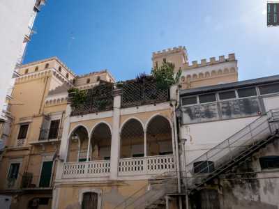 Attraverso un varco laterale accediamo ora a un cortile, da dove possiamo ammirare le torrette merlate e una loggetta su cui si aprono quattro finestroni ogivali...